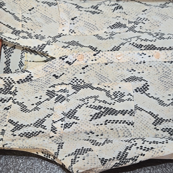 Express Button-down Sleeveless Top - Picture 2 of 7